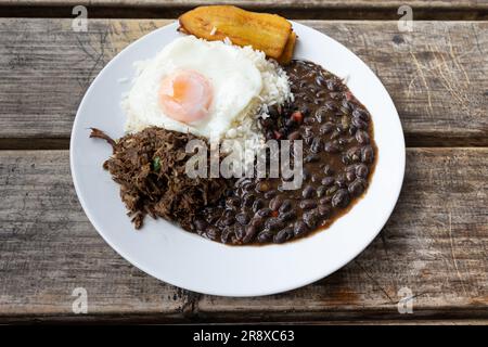 Traditionelles venezolanisches Gericht namens Pabellón Criollo auf Holzhintergrund Stockfoto