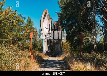 Denkmal für die Partisan Unit des Šar-Gebirges, ein farbenfrohes, aber überwuchertes Kriegsdenkmal in Brezovica im ländlichen Kosovo. 1964 erbaut Stockfoto