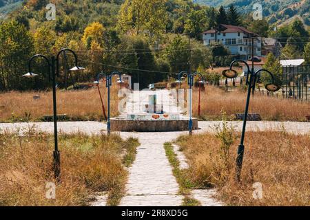 Denkmal für die Partisan Unit des Šar-Gebirges, ein farbenfrohes, aber überwuchertes Kriegsdenkmal in Brezovica im ländlichen Kosovo. 1964 erbaut Stockfoto