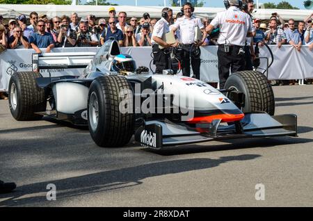 McLaren MP4/13 Formel 1, Grand-Prix-Rennwagen im Montagebereich beim Goodwood Festival of Speed 2013, gleich auf dem Weg zum Bergsteigen. Menge Stockfoto