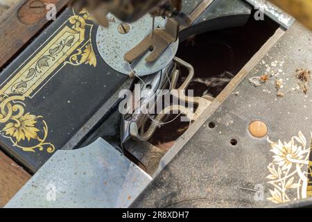 Alte Singer-Nähmaschine im Schuppen gefunden Stockfoto