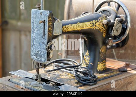 Alte Singer-Nähmaschine im Schuppen gefunden Stockfoto