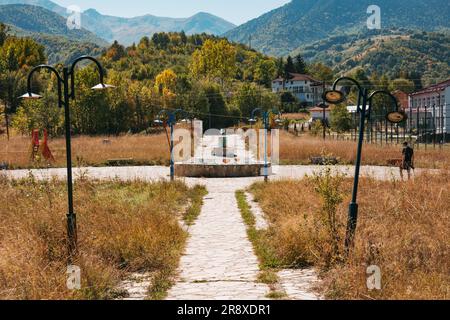 Denkmal für die Partisan Unit des Šar-Gebirges, ein farbenfrohes, aber überwuchertes Kriegsdenkmal in Brezovica im ländlichen Kosovo. 1964 erbaut Stockfoto