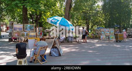 ODESSA, UKRAINE - 16. JUNI 2019: Dies ist die Künstlerecke auf dem Flohmarkt am Cathedral Square. Stockfoto