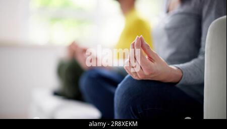 Familien-Yoga-Meditation Auf Dem Sofa. Fitness Zu Hause Stockfoto