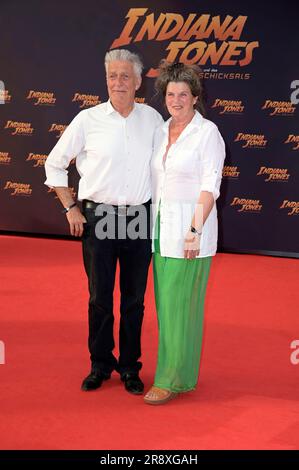 Max Moor mit Ehefrau Sonja Moor bei der Premiere des Kinofilms „Indiana Jones and the Dial of Destiny / Indiana Jones und das Rad des Schicksals“ im Zoo Palast. Berlin, 22.06.2023 Stockfoto