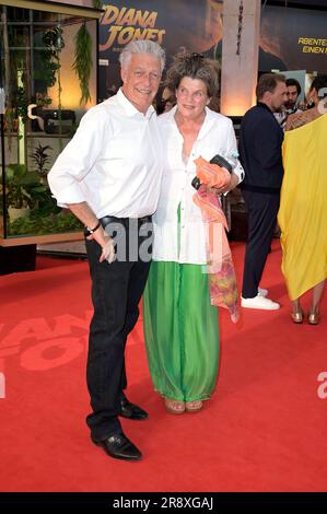 Max Moor mit Ehefrau Sonja Moor bei der Premiere des Kinofilms „Indiana Jones and the Dial of Destiny / Indiana Jones und das Rad des Schicksals“ im Zoo Palast. Berlin, 22.06.2023 Stockfoto