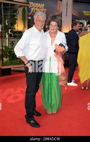 Max Moor mit Ehefrau Sonja Moor bei der Premiere des Kinofilms „Indiana Jones and the Dial of Destiny / Indiana Jones und das Rad des Schicksals“ im Zoo Palast. Berlin, 22.06.2023 Stockfoto