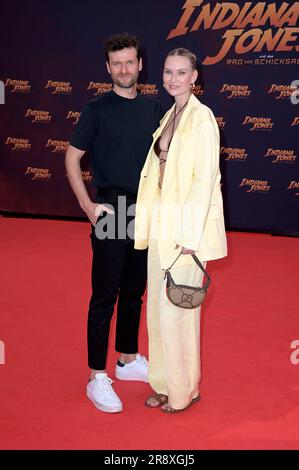 Daniel Grunenberg und Carolin Niemczyk von Glasperlenspiel bei der Premiere des Kinofilms „Indiana Jones and the Dial of Destiny / Indiana Jones und das Rad des Schicksals“ im Zoo Palast. Berlin, 22.06.2023 Stockfoto