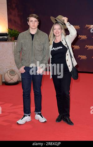 Julia Biedermann mit Sohn Julius Steffens bei der Premiere des Kinofilms „Indiana Jones and the Dial of Destiny / Indiana Jones und das Rad des Schicksals“ im Zoo Palast. Berlin, 22.06.2023 Stockfoto