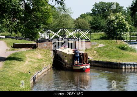 Ein Schmalschiff an der Kingswood Junction auf dem Stratford-upon-Avon Canal, Lapworth, Warwickshire, Großbritannien Stockfoto