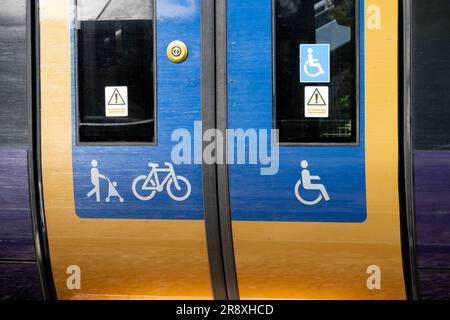 Symbole für Kinderwagen, Fahrrad und Rollstuhl auf einem Zug der West Midlands Railway, Großbritannien Stockfoto