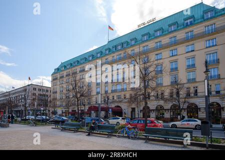 Berlin, Deutschland - 18. April 2023 : Blick auf das berühmte Adlon Hotel und die deutsche Nationalflagge in Berlin Stockfoto