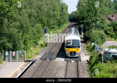 Chiltern Railways Klasse 165 Dieselzug, Ankunft am Bahnhof Lapworth, Warwickshire, Großbritannien Stockfoto