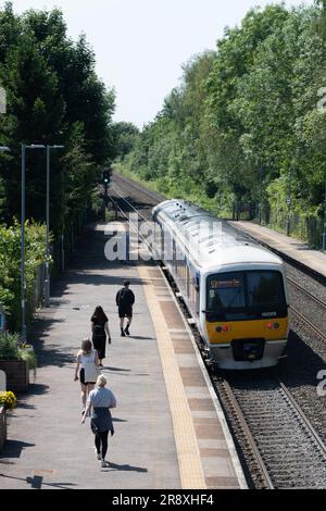 Passagiere, die einen Chiltern Railways Zug am Bahnhof Lapworth, Warwickshire, England, Großbritannien, nehmen Stockfoto