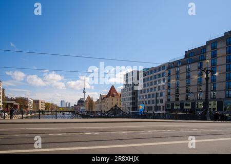 Berlin, Deutschland - 18. April 2023 : Virw einer Brücke im Zentrum Berlins und der Fernsehturm im Hintergrund Stockfoto