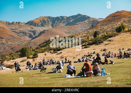 An einem sonnigen Sommerwochenende in Prevalla, einer Bergstadt im Kosovo, entspannen sich die Menschen auf den grasbedeckten Hängen des Prevalla Field Stockfoto