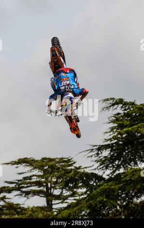 Motox-Stuntfahrer, der beim Goodwood Festival of Speed in Großbritannien durch die Luft fliegt. GAS-Veranstaltung (Goodwood Action Sports). Motorrad-Stuntfahrer Stockfoto