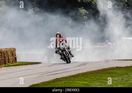 2014 Norton Domiracer fährt auf der Bergrennen-Strecke beim Goodwood Festival of Speed-Autorennen-Event 2014. Limitiertes Fahrrad Stockfoto