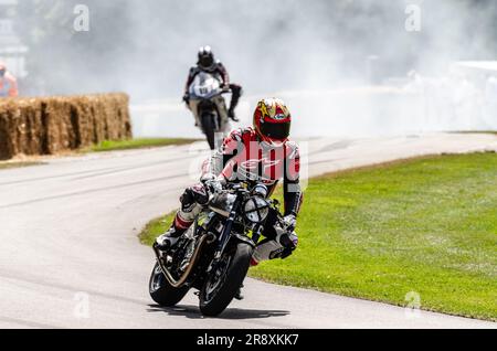 2014 Norton Domiracer fährt auf der Bergrennen-Strecke beim Goodwood Festival of Speed-Autorennen-Event 2014. Limitiertes Fahrrad Stockfoto