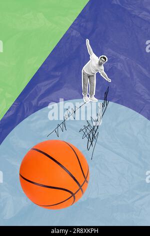 Vertikales Collage-Bild eines beeindruckenden Typen in Mini-Schwarz-Weiß, der einen riesigen Basketball ausbalanciert, isoliert auf Papierhintergrund Stockfoto