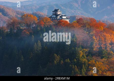 Schloss Echizen Ono im Herbst Stockfoto