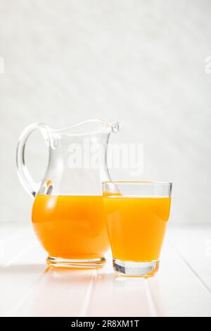 Ein Glas Fruchtsaft. Orangensaft auf dem weißen Tisch. Stockfoto