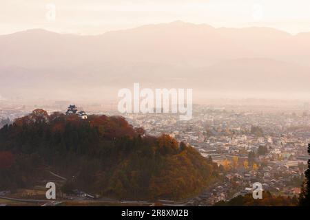 Schloss Echizen Ono im Herbst Stockfoto