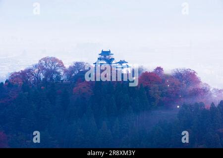 Schloss Echizen Ono im Herbst Stockfoto