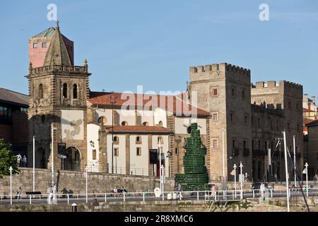 Gijón, Asturien, Nordspanien. Collegiatskirche San Juan Bautista. Neben der Plaza del Marques und dem Yachthafen Stockfoto