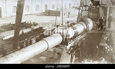 Ein neues 13,5-Zoll-Geschützrohr, das 1921 in den Q-Turm der HMS Ajax, einem Schlachtschiff der King George V-Klasse, eingebaut wurde. Stockfoto