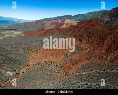 Blick aus der Vogelperspektive auf das farbenfrohe Wandergebiet Quebrada de las Señoritas in Jujuy, Argentinien - Reisen und Erkunden der wunderschönen Sehenswürdigkeiten Südamerikas Stockfoto