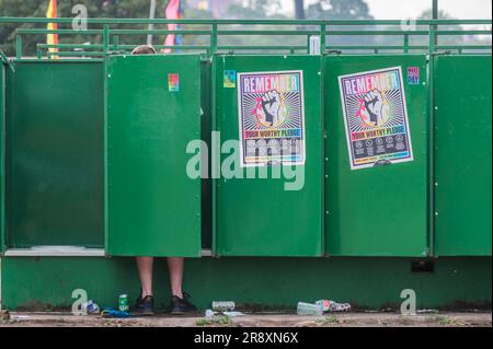 Glastonbury, Großbritannien. 23. Juni 2023. Die Toiletten werden am Freitagmorgen beim Glastonbury Festival 2023, Worthy Farm, Glastonbury, genutzt. Kredit: Guy Bell/Alamy Live News Stockfoto