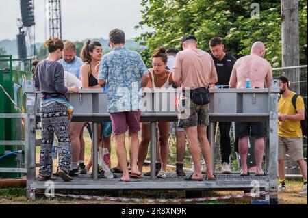 Glastonbury, Großbritannien. 23. Juni 2023. Morgenwäsche am Freitagmorgen beim Glastonbury Festival 2023, Worthy Farm, Glastonbury. Kredit: Guy Bell/Alamy Live News Stockfoto