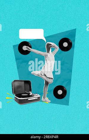 Vertikales Collagenbild der kopflosen Straußentierverkleidungsmaske Retro-Party-Diskothek-Grammophon-Vinyl isoliert auf blauem Hintergrund Stockfoto