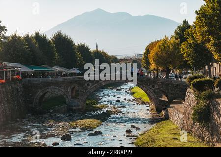 Eine Steinbrücke über den Fluss Prizren Bistrica in der Stadt Prizren, Kosovo Stockfoto