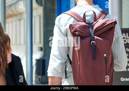 Die Freiheit des Alleinreiseverkehrs: Ein junger Tourist mit Rucksack, der nach der Ankunft auf dem Flughafenterminal läuft Stockfoto