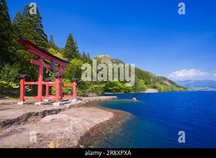 Tazawa-See und Ozaishi-Schrein Stockfoto