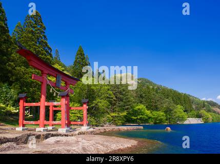 Tazawa-See und Ozaishi-Schrein Stockfoto