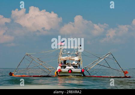 Kommerzielle Fischerboote wurden im Rahmen des von BP verwalteten Programms „Vessel of Opportunity“ zu Ölreinigungsmannschaften umgebaut. Stockfoto