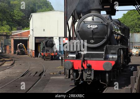 Erhaltene LMS Black 5 Dampflokomotive 5428 „Eric Treacy“ im Grosmont Depot an der North Yorkshire Moors Railway. Stockfoto