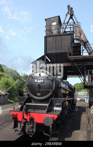 Erhaltene LMS Black 5 Dampflokomotive 5428 „Eric Treacy“ im Grosmont Depot an der North Yorkshire Moors Railway. Stockfoto