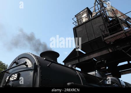 Erhaltene LMS Black 5 Dampflokomotive 5428 „Eric Treacy“ im Grosmont Depot an der North Yorkshire Moors Railway. Stockfoto