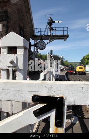 Konservierte LMS Black 5 Dampflokomotive 5428 Eric Treacy und Klasse 37 Diesellokomotive 37264 am Bahnhof Grosmont der North Yorkshire Moors Railway. Stockfoto