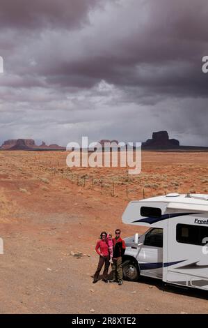 Familie mit Roadbear-Wohnmobil im Monument Valley in der Nähe von Kayenta, Navajo-Indianerreservat, Arizona, USA. Stockfoto