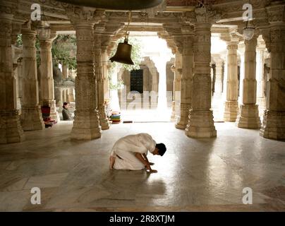 Ein Mann betet im Jain-Tempel in Ranakpur, Indien, an Stockfoto
