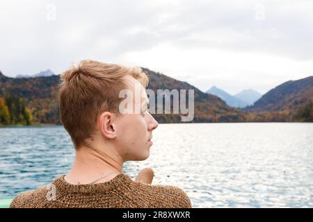 Junger Mann im Urlaub in der Nähe eines Bergsees in Osterreich Stockfoto