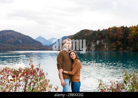 Junge Touristen schätzen die Nähe eines alpinen Sees Stockfoto