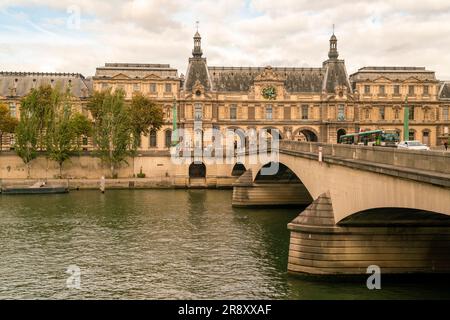 Pont du Carrousel an der seine mit Louvre, Paris Stockfoto