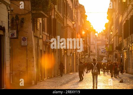 Via dei Condotti Straße am Spagna Platz in Rom bei Sonnenuntergang, Italien Stockfoto